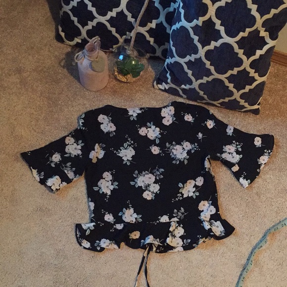 Express XXS floral ruffle hem crop top - Picture 7 of 7